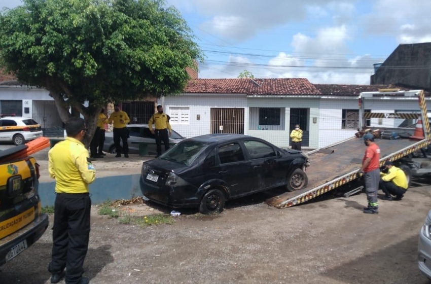 SMTT já removeu 75 veículos abandonados nas vias em 2021; população pode denunciar