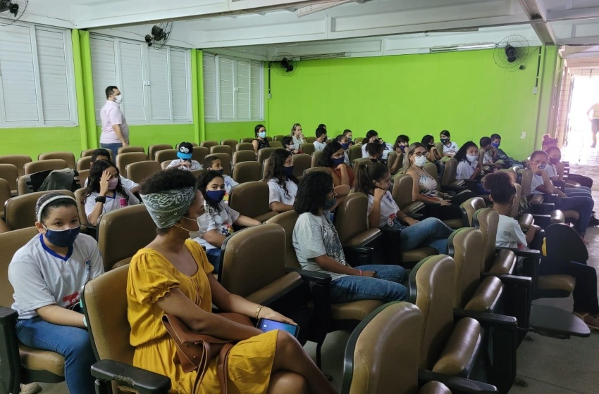 Profissionais do Nasf dão palestra sobre medicina veterinária a comunidade escolar