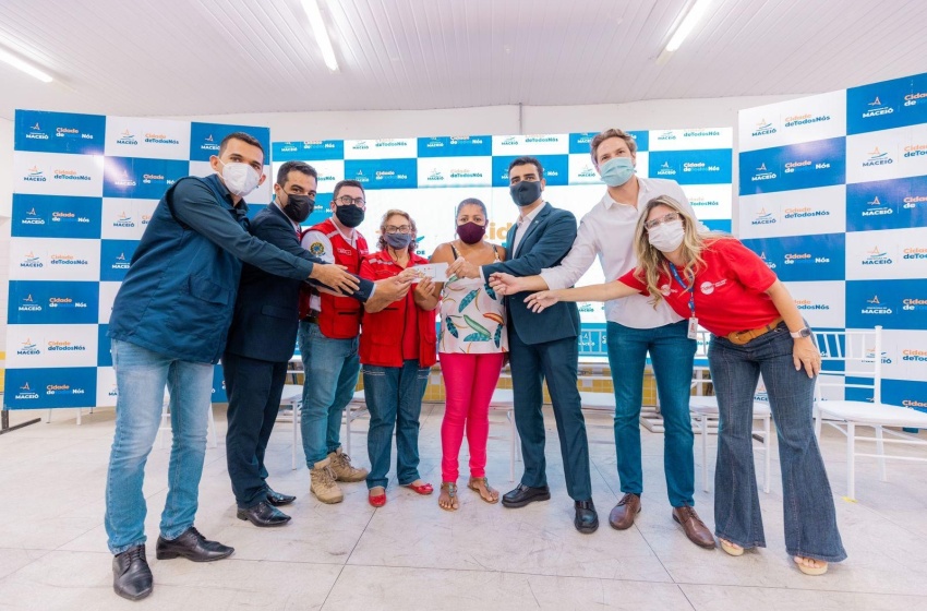 Prefeitura entrega tíquete alimentação de R$ 400 a mais de 600 famílias
