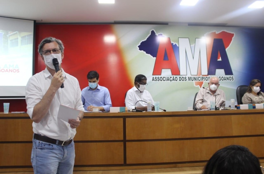 Aos municípios, secretário apresenta relatório sobre retorno gradual das aulas presencias
