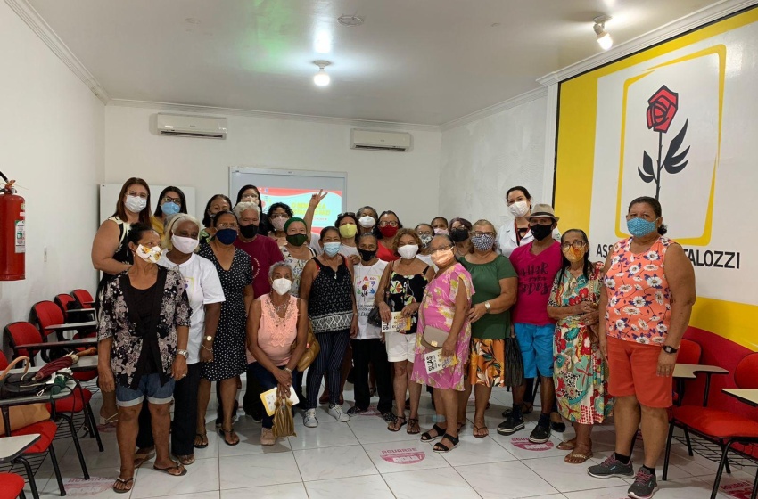 Cras Pitanguinha participa de palestra na Pestalozzi sobre valorização da pessoa idosa