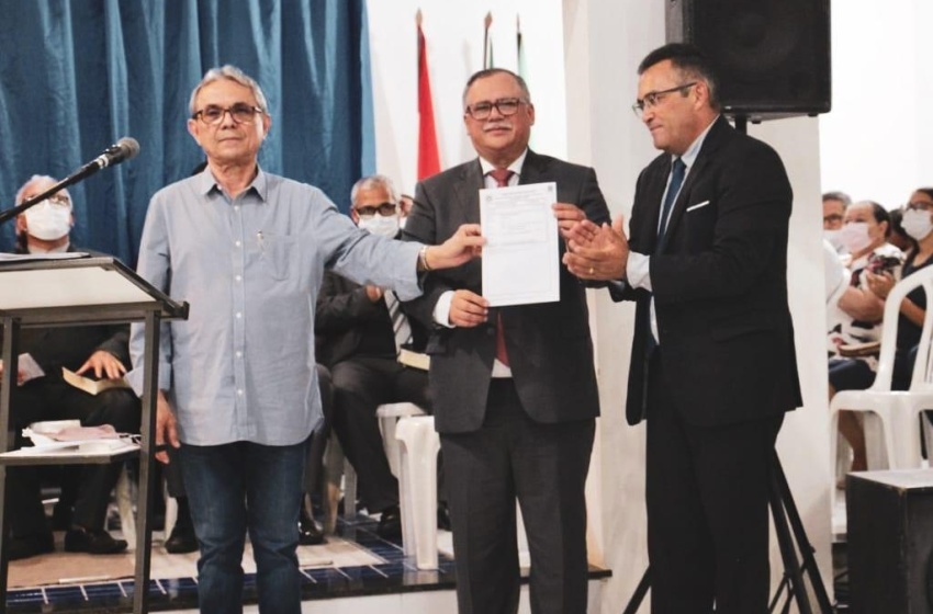 Secretário entrega alvará para Assembleia de Deus do Eustáquio Gomes