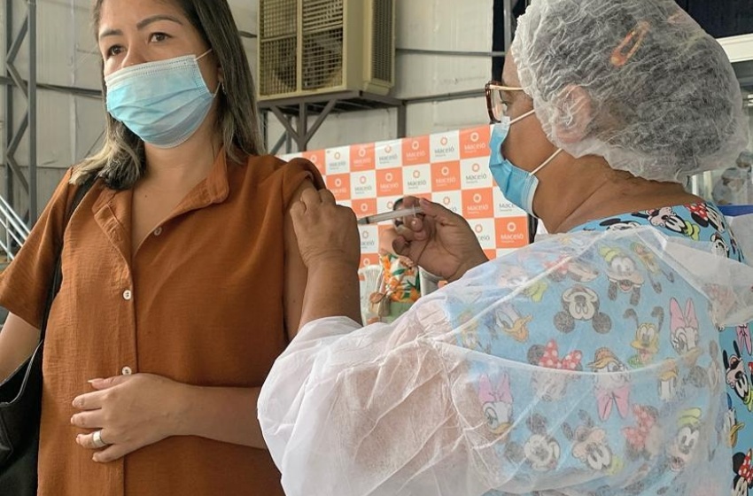 Maceió reduz intervalo da vacina Astrazeneca para oito semanas a partir de hoje (21)
