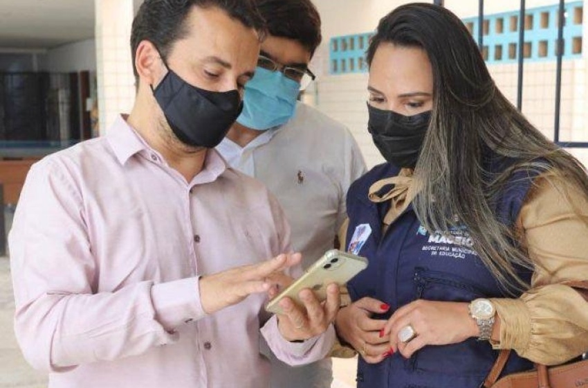 Secretária de gestão educacional conhece sistema de frequência escolar de Fortaleza