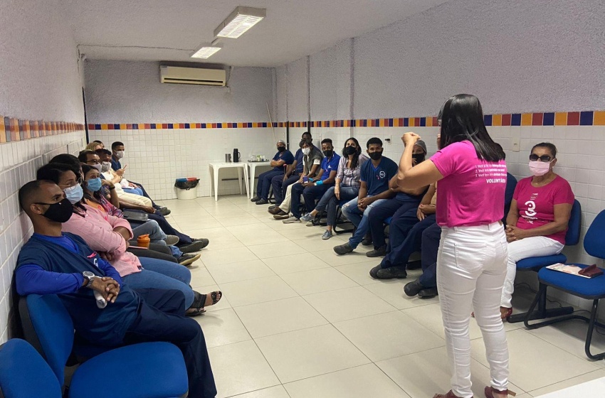 Assistência Social promove palestra sobre câncer de mama para servidores