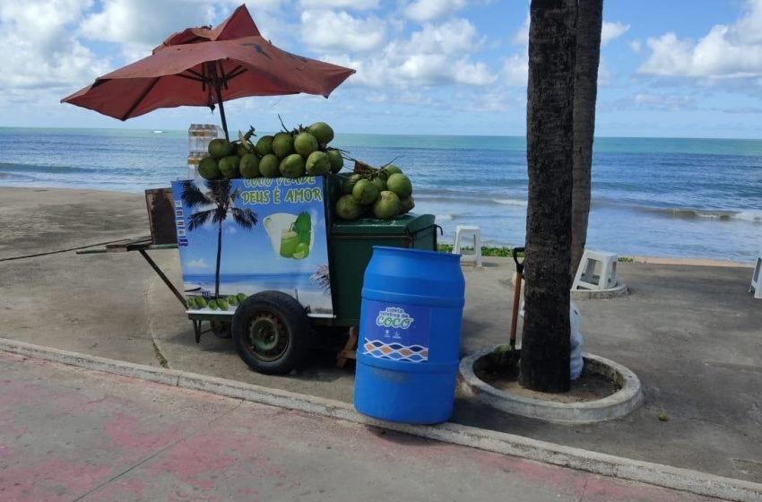 Desenvolvimento Sustentável inicia coleta seletiva de coco na orla de Maceió