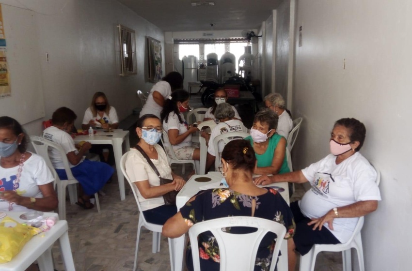 Idosas participam de oficina de artigos natalinos
