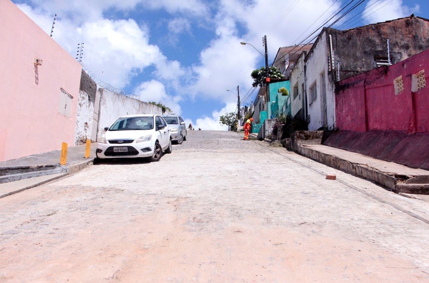 Após obras, Rua Dr. Ambrósio Lyra, no Farol, está liberada para veículos