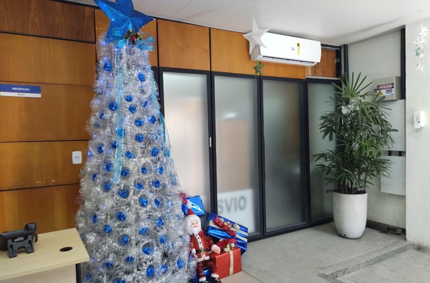 Clima natalino: Materiais recicláveis decoram prédio da Superintendência de Desenvolvimento Sustentável