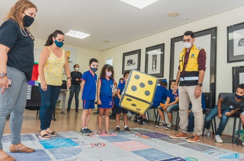Estudantes conhecem funcionamento da SMTT e participam de circuito educativo de trânsito