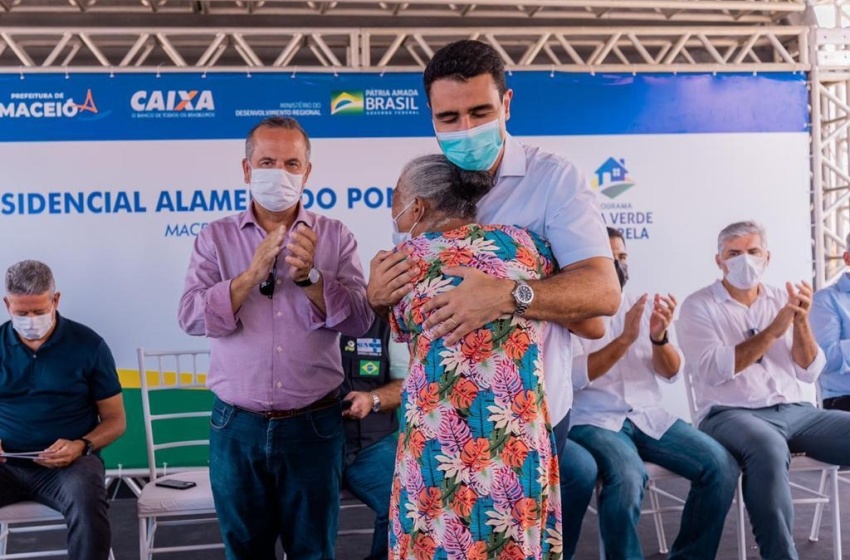 Prefeitura entrega residencial no Benedito Bentes e realiza sonho de 480 famílias carentes