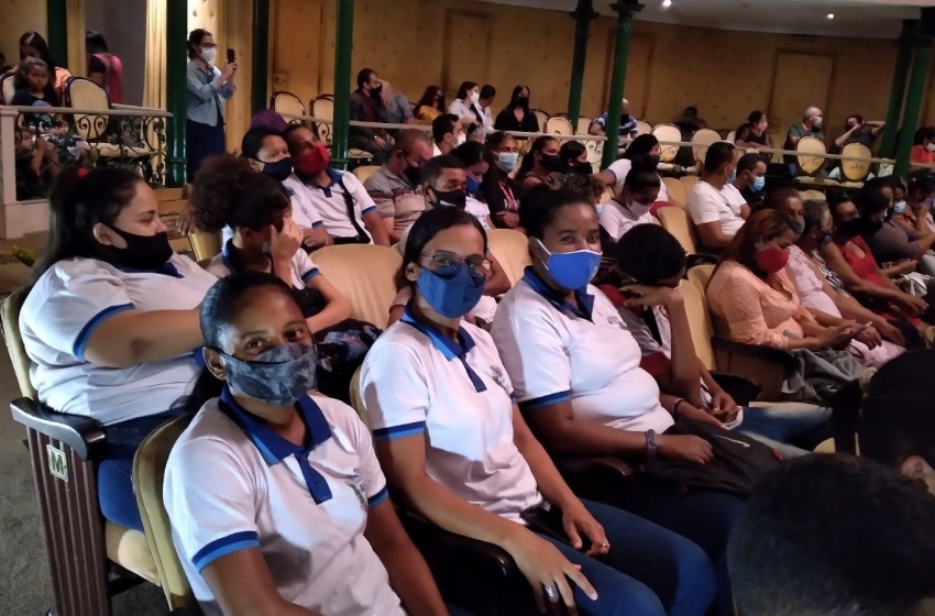 Educação leva estudantes da Educação de Jovens Adultos e Idosos para assistir espetáculo teatral