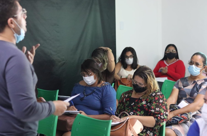 Diretores escolares se reúnem para apresentar propostas para melhoria da Educação de Jovens, Adultos e Idosos