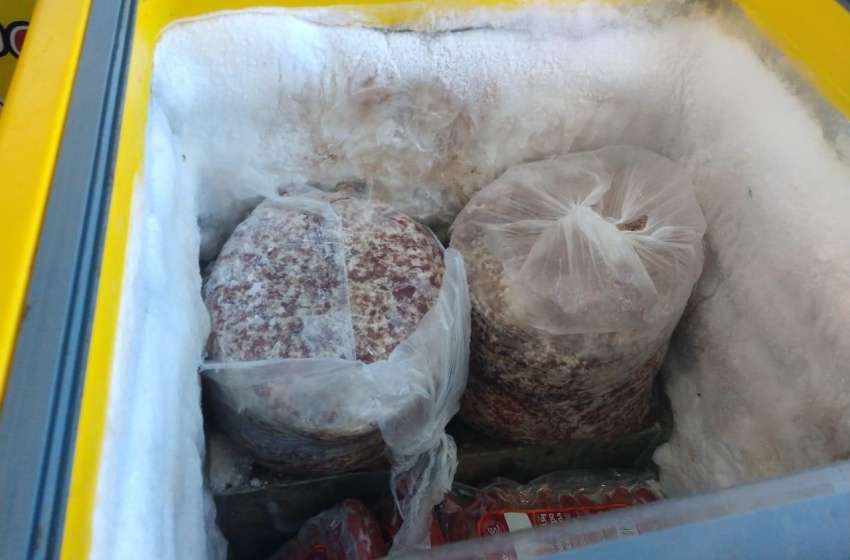 Vigilância fiscaliza supermercados e apreende 150 kg de alimentos impróprios para consumo
