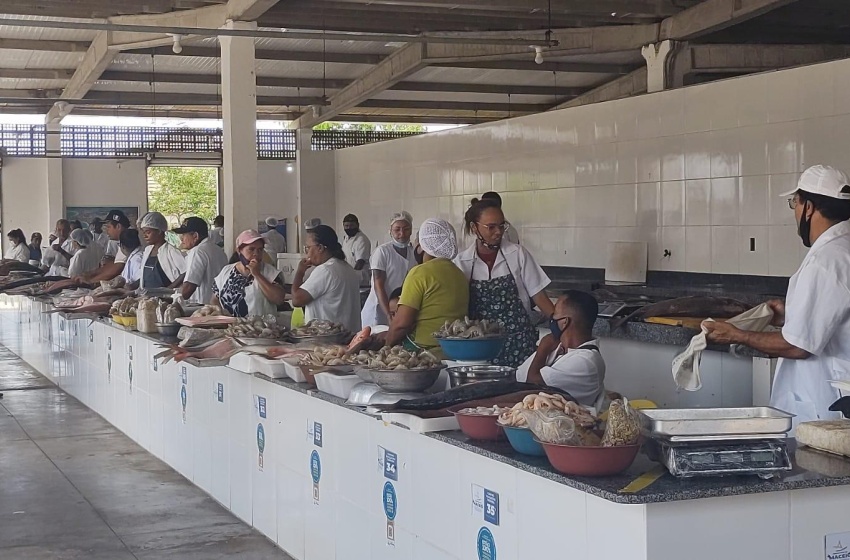 Secretaria Municipal de Abastecimento realiza feira de pescados no Centro Pesqueiro em Jaraguá