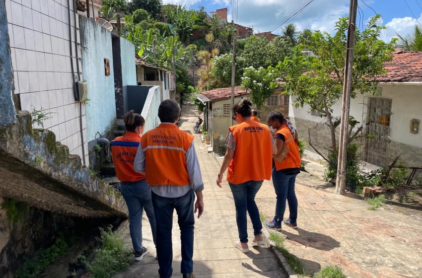 Diretoria Social da Defesa Civil visita residências no Reginaldo