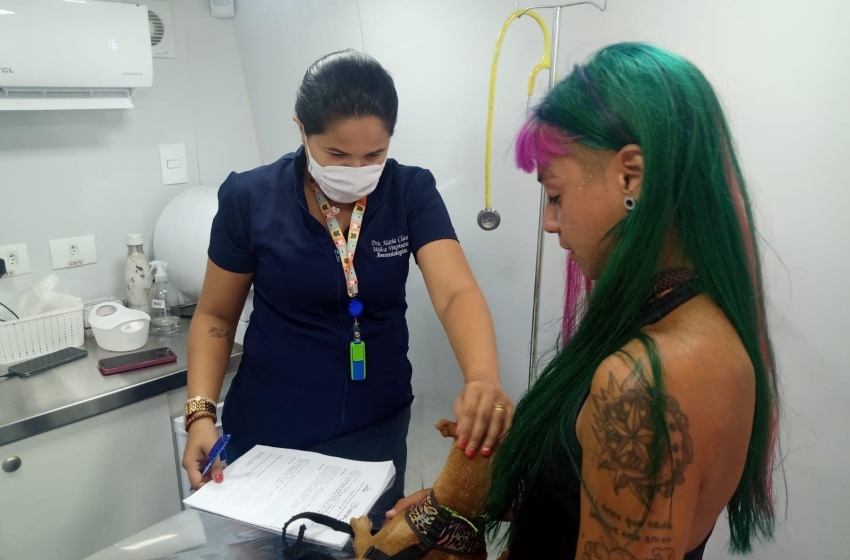 Equipe do Castramóvel realiza triagem de cães e gatos dos moradores de Jacarecica