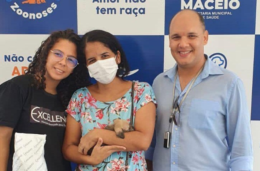 Gabinete da Causa Animal e UVZ conseguem lares para nove animais nas Feiras de Adoção do fim de semana