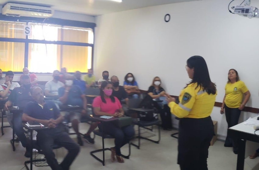 Ações educativas do Maio Amarelo levam palestras a taxistas e empresas