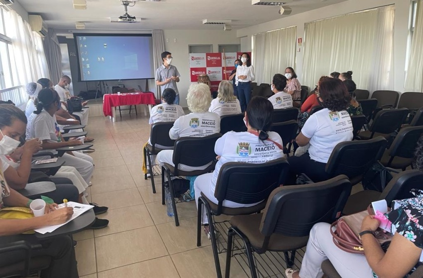 Saúde debate estratégias de apoio aos cuidadores de idosos