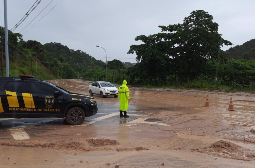 Avenida Pierre Chalita é interditada para limpeza em área de deslizamento de terra