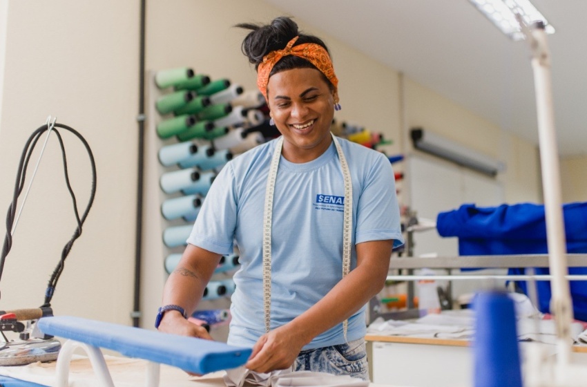 Exemplo de vida se torna inspiração em curso de costura industrial