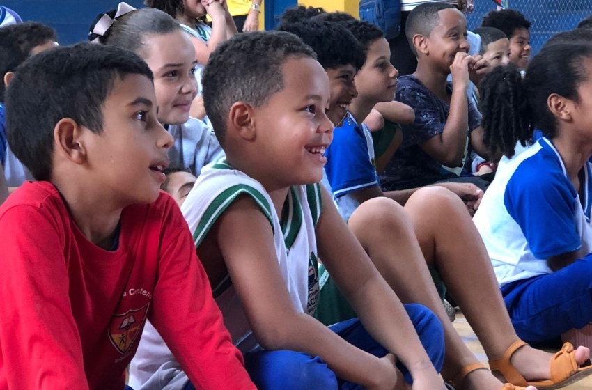 Educadores da SMTT realizam atividades lúdicas sobre o trânsito em escola do Petrópolis