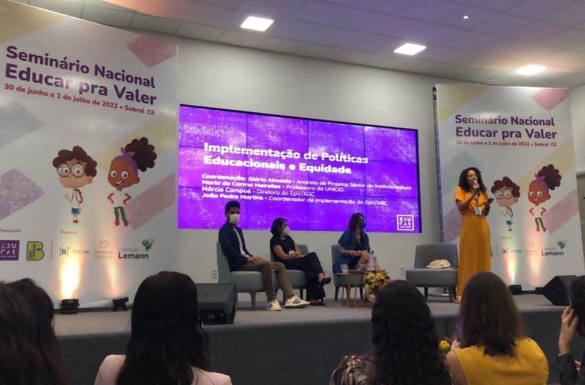 Profissionais da Educação participam do seminário nacional Educar Pra Valer