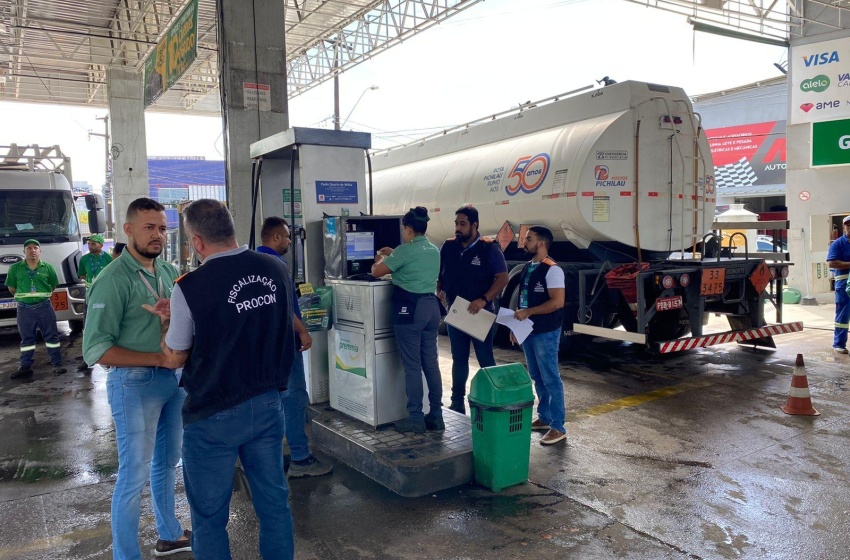 Procon Maceió fiscaliza e notifica postos de combustíveis da capital