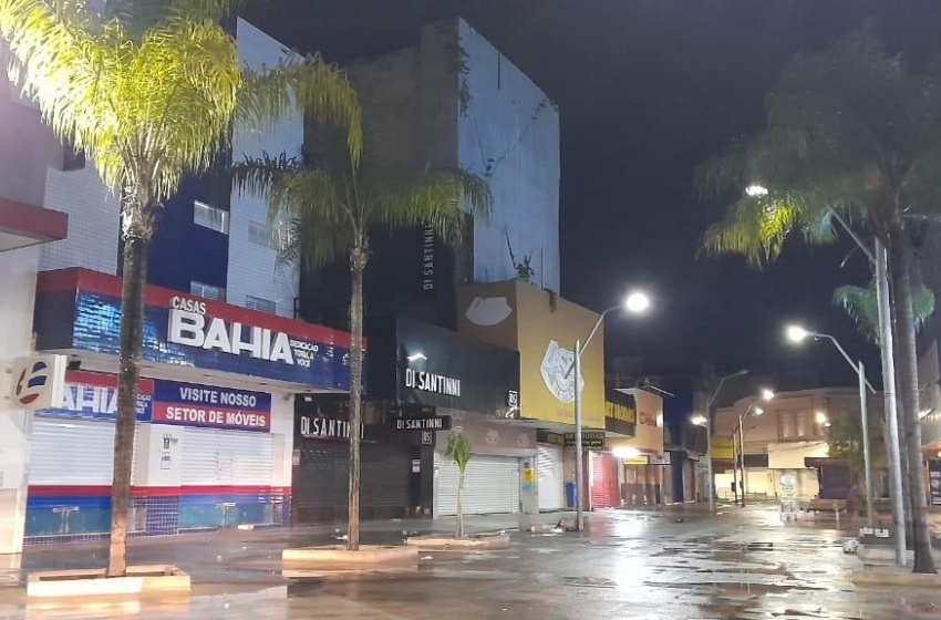 Área de passeio no centro da cidade recebe melhorias na iluminação