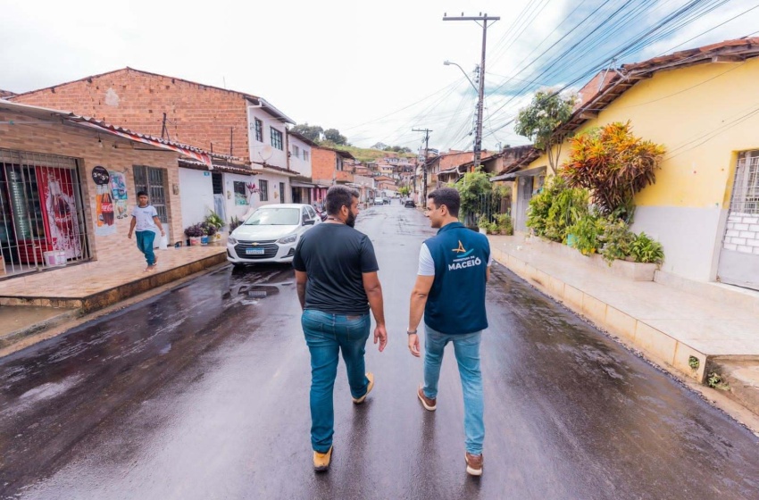 Prefeitura acompanha desenvolvimento das obras de pavimentação no Vale do Reginaldo