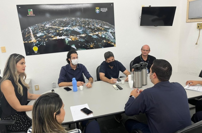 Superintendente de Iluminação se reúne com técnicos da Equatorial 