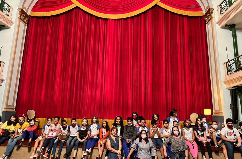 Alunos da rede municipal assistem espetáculo teatral sobre vida e obra de Graciliano Ramos