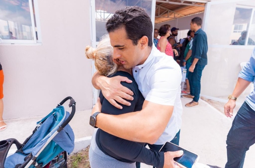 Prefeito em exercício Galba Novaes Netto entrega chaves aos moradores do Alamedas da Pajuçara