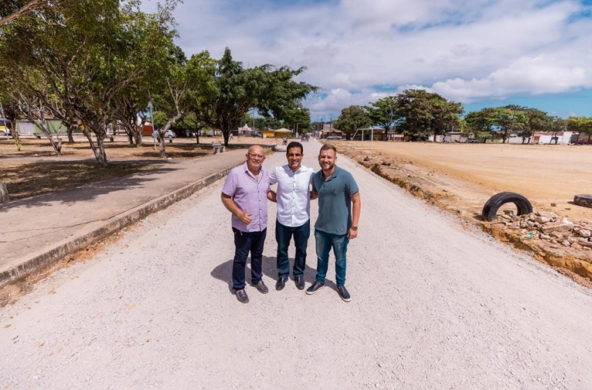 Prefeito em exercício Galba Novaes Netto acompanha obras de pavimentação no Eustáquio Gomes
