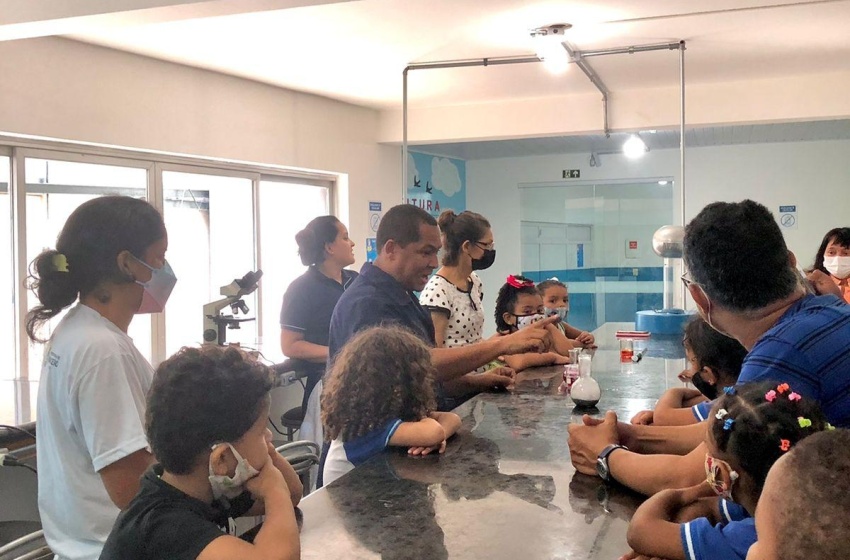 Alunos do CMEI Liege Tavares analisam mosquito da dengue em microscópio