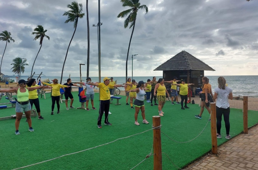 Equipe técnica do Turismo, Esporte e Lazer e usuários da Academia Jatiúca celebram aniversário da unidade
