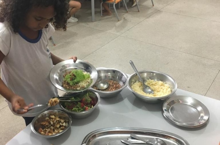 Escolas municipais utilizam prática do auto-serviço da merenda com alunos