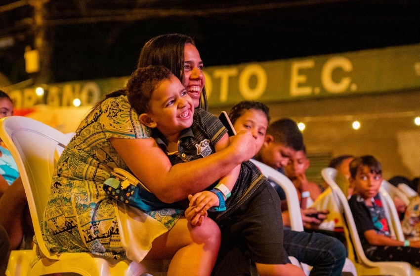 Cine Massa é sucesso em Ipioca e encanta crianças com filme a céu aberto e sorteio de prêmios