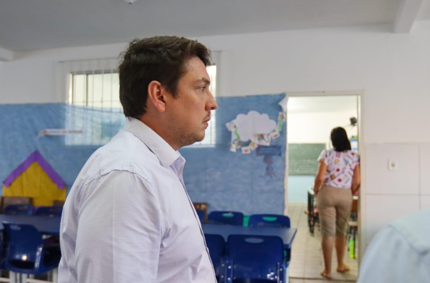 Escolas e creches municipais recebem visita do Secretário de Educação