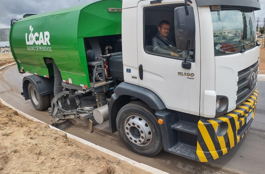 Desenvolvimento Sustentável inicia atuação de caminhão varredeira na limpeza da capital