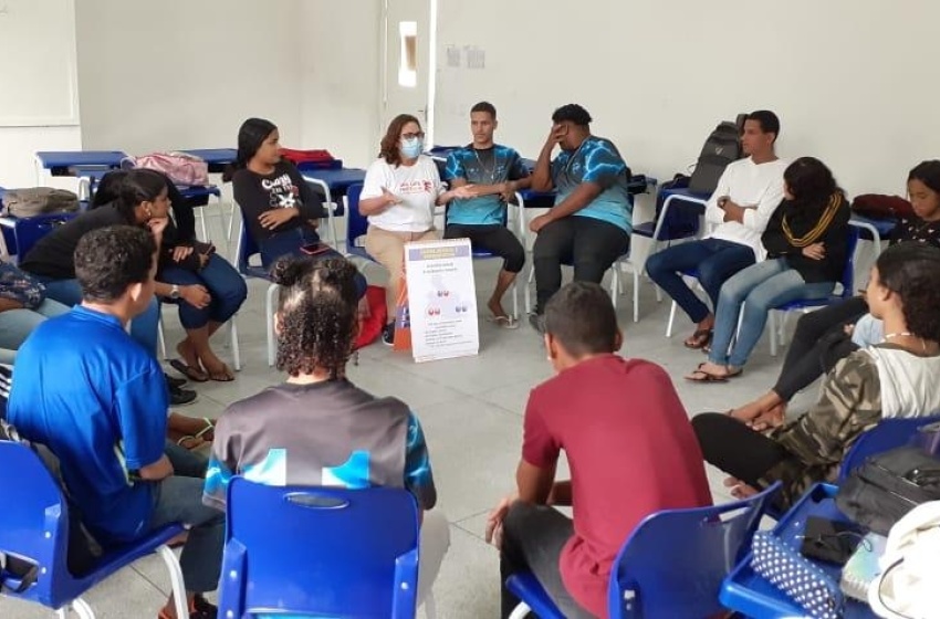Saúde realiza roda de conversa sobre Infecções Sexualmente Transmissíveis com alunos de escola municipal