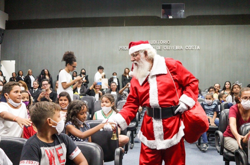 Parceria entre Educação e Esmal presenteia alunos da rede municipal