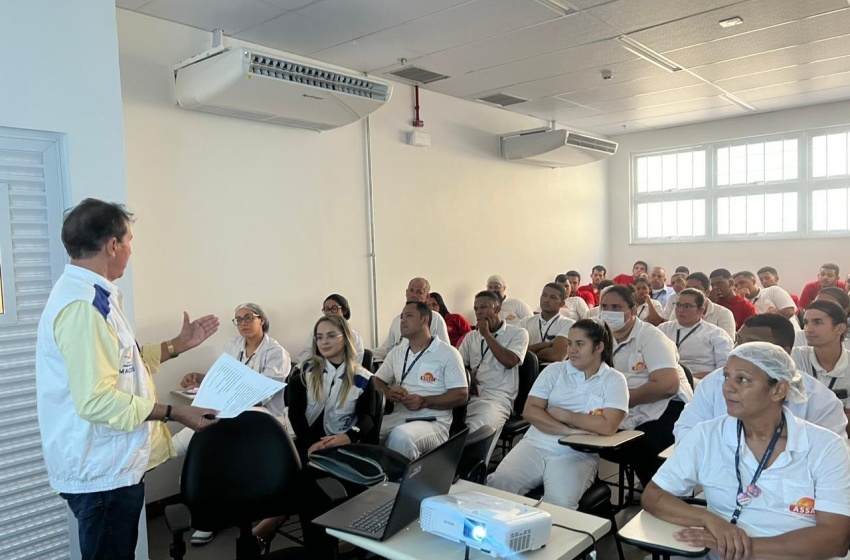 Vigilância Sanitária capacita funcionários de supermercado sobre boas práticas com alimentos