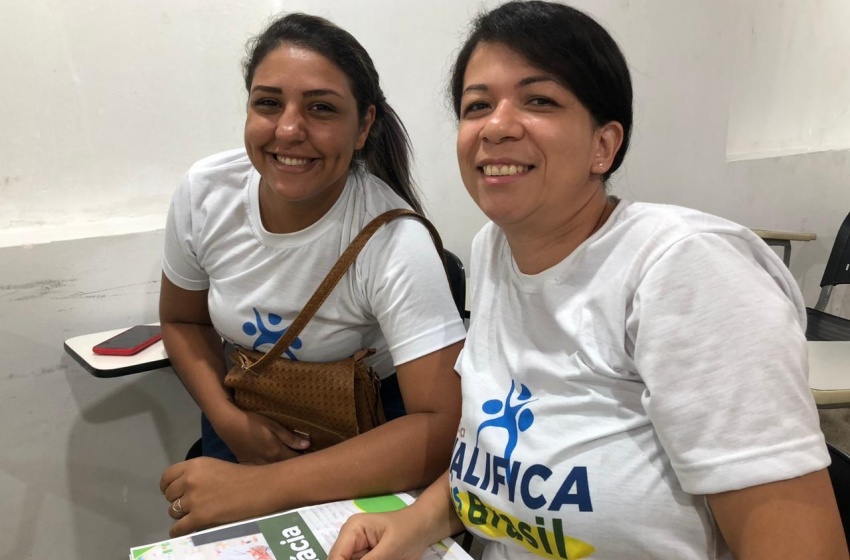 Secretaria Municipal do Trabalho auxilia estudantes na elaboração de currículo profissional
