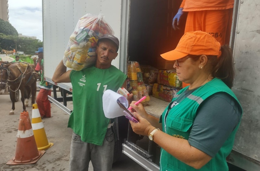 Desenvolvimento Sustentável entrega mais de 100 cestas básicas para carroceiros da capital