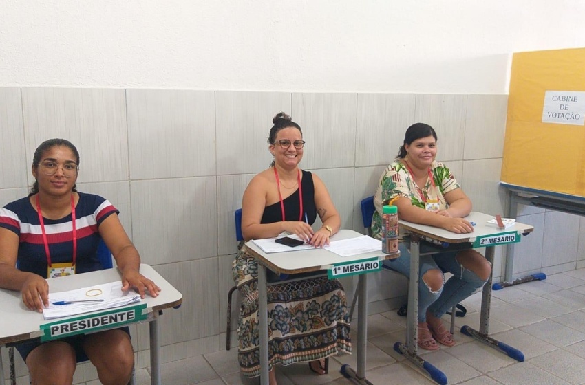 Novos diretores e vice-diretores de unidades escolares comemoram resultado das eleições