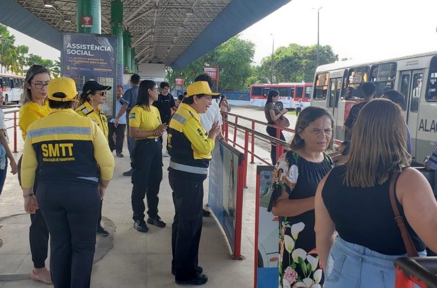 Pedestres recebem orientações sobre direitos e deveres em ação do Maio Amarelo