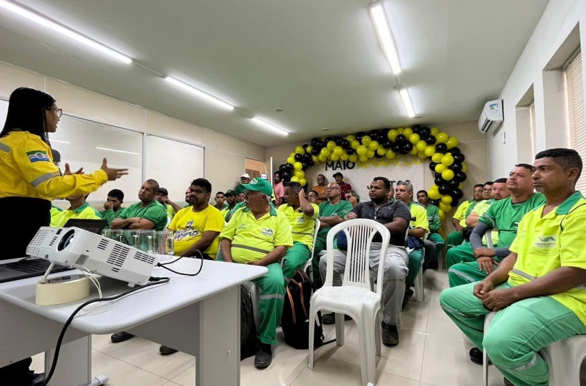 Funcionários da limpeza urbana de Maceió recebem orientações de trânsito