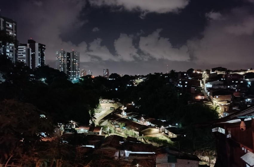 Pela primeira vez, escadarias de acesso ao Reginaldo pelo Feitosa são iluminadas com LED